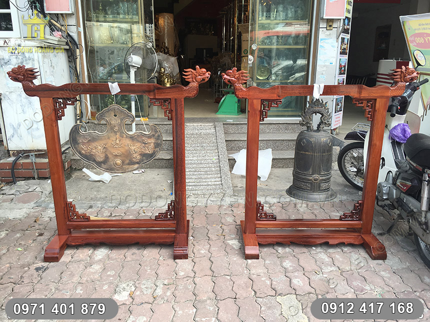 chu&ocirc;ng đồng treo gi&aacute; gỗ hương